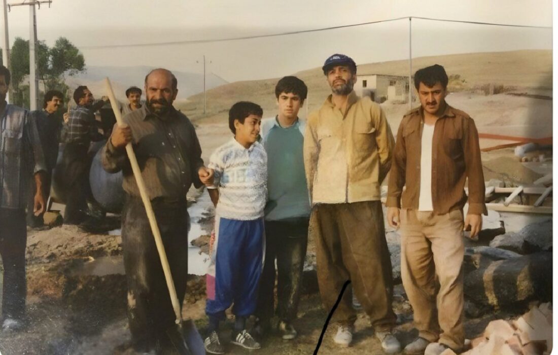 ️ تصاویر دیده نشده از دکتر پزشکیان در حال کارگری کردن برای ساخت خانه بهداشت!