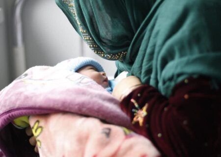 کمتر از دو سوم نوزادان در افغانستان در شش ماه اول با شیر مادر تغذیه می‌شوند